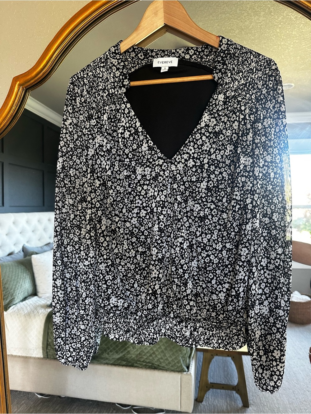 Evereve Black & White Floral V-Neck Pullover Blouse
